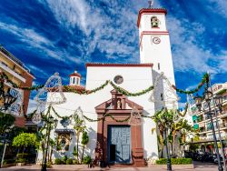 La chiesa cattolica di Nostra Signora del Rosario a Fuengirola, Spagna. Si affaccia su Piazza de la Constitucion ed è uno degli edifici di culto più importanti della città. ...