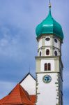La chiesa cattolica di San Giorgio con la cupola a cipolla a Wasserburg vicino a Lindau, Germania.

