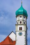 La chiesa cattolica di San Giorgio con la cupola a cipolla a Wasserburg vicino a Lindau, Germania.

