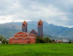 La chiesa cattolica di San Pietro Apostolo a Bar, Montenegro - © Katsiuba Volha / Shutterstock.com 