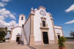 La chiesa cristiana di San Lorenzo a Loulé, Portogallo. Questo edificio romanico, rimaneggiato in epoca barocca, è ricoperto di azulejos che risalgono al 1730: realizzati da Bernardo, ...