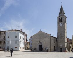 La chiesa dei Santi Cosma e Damiano nella piazza di Fazana, Croazia. Il centro storico medievale si sviluppa attorno a questa chiesa parrocchiale del XV° secolo - © Henrique Daniel ...