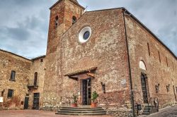 La chiesa dei santi Iacopo e Filippo a Certaldo, Toscana, Italia. Costruita nel XIII° secolo in stile romanico accoglie al suo interno le spoglie del Boccaccio e della beata Giulia della ...