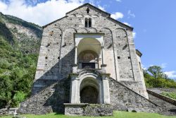 La Chiesa dei Santi San Pietro e Paolo a Biasca nel Canton Ticino in Svizzera