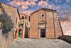 La Chiesa dei Santi Stefano e Degna in  centro a Castiglione d'Orcia in Toscana