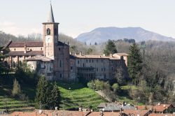 La chiesa dei Santi Stefano e Lorenzo che domina il borgo di Castiglione Olona, borgo della Provincia di Varese - © Claudio Giovanni Colombo / Shutterstock.com

