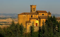 La Chiesa del borgo di Chianni in Toscana, provincia di Pisa - © Eric Perrone, CC BY 2.0, Wikipedia