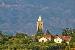 La chiesa del borgo di Zaton, Dalmazia, con il monte Velebit sullo sfondo (Croazia).


