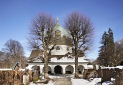 La chiesa del cimitero Partenkirchen nel borgo di Garmisch-Partenkirchen, Germania, in inverno con la neve - © Shevchenko Andrey / Shutterstock.com
