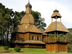 La chiesa del memoriale ucraino in un parco verde di Curitiba, Brasile.

