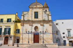 La chiesa del Purgatorio a Casamassima, Bari, Puglia. Quest'edificio religioso in stile barocco, con l'imponente campanile, è stato edificato fra il 1722 e il 1758 e sorge nella ...