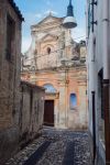 La chiesa del Rosario vista da un vicoletto, Orosei, Sardegna. Consacrata al culto cattolico, fa parte della parrocchia di San Giacomo Maggiore.
