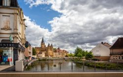 La chiesa del Sacro Cuore di Paray-le-Monial vista dal ponte sul Bourbince, Francia - © Nigel Jarvis / Shutterstock.com