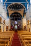 La chiesa del Sagrado Corazon di Puerto Varas, Cile: l'interno con la volta e i soffitti blu - © Matyas Rehak / Shutterstock.com