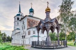 La Chiesa del Salvatore si trova nel centro di Irkutsk, in un grande giardino che ospita alcune icone dell'identità nazionale russa.