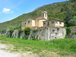 La Chiesa del Santissimo Salvatore a Uliveto Terme, Toscana - © Taccolamat - CC BY-SA 2.5 it, Wikipedia