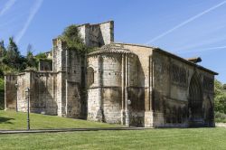 La chiesa del Santo Sepolcro a Estella, Navarra, Spagna. Costruita in stile romanico nel XII° secolo, questa chiesa ha un bel portale ogivale. 
