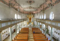 La chiesa del vecchio castello di Bayreuth, Germania. Di particolare pregio, il soffitto decorato con stucchi elaborati - © Pecold / Shutterstock.com