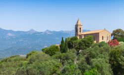 La chiesa del villaggio di FIgari in Corsica