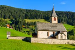 La chiesa del VIllaggio di San Vito nel comune di Braies, in Sudtirolo  - © Pawel Kazmierczak / Shutterstock.com