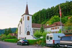 La chiesa del villaggio di Turbenthal sulle Alpi svizzere nel distretto di Winterthur.
