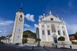 La Chiesa della Immacolata Concezione a Kamnik, Slovenia, fotografata dalla via Sutna - © Cortyn / Shutterstock.com