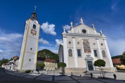 La Chiesa della Immacolata Concezione a Kamnik, Slovenia, fotografata dalla via Sutna - © Cortyn / Shutterstock.com