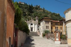 La chiesa della Madonna del Carmine a Marostica, Veneto. L'edificio religioso sorge in una posizione elevata preceduta da una gradinata con 47 scalini e ornata da due statue, quella di San ...