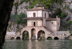 La Chiesa della Madonna del Lago o dell'Annunziata a Scanno - © Dino Iozzi / Shutterstock.com