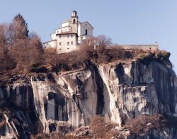 La chiesa della Madonna del Sasso e la rupe che domina la sponda ovest del Lago d'Orta (Piemonte)