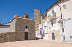 La chiesa della Madonna di Loreto tra le case del borgo di Deliceto, a circa 40 km da Foggia (Puglia).