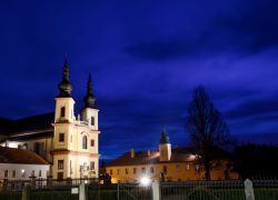 La chiesa della Santa Croce (Holy Cross) illuminata di sera dopo il crepuscolo nella città di Litomysl, Repubblica Ceca.




