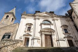 La chiesa della Trinità a Popoli, Abruzzo. Eretta nel 1562, al suo interno è impreziosita da un bel coro ligneo del 1745.



