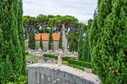 La chiesa della Vergine Maria al cimitero di Tucepi, Croazia.

