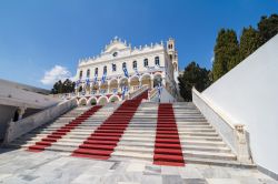 La chiesa della Vergine Maria sull'isola di Tino, Grecia. Il bianco dell'edificio contrasta con il blu intenso del cielo.
