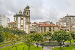 La chiesa della Vergine Pellegrina vista da Piazza Herreria a Pontevedra, Spagna. Questo edificio di culto in stile barocco si presenta con una particolare forma a conchiglia, simbolo dei pellegrini ...