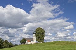 La chiesa della Visitazione a Oberbuch nel distretto di Bad Tolz, Germania. E' immersa nella splendida natura bavarese.




