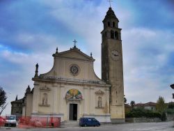 La Chiesa della Visitazione di Santa Maria a Elisabetta a Cavaso del Tomba in provincia di Treviso - © ciron810 - Treviso 3, CC BY 2.0, Wikipedia
