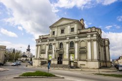 La chiesa dell'Annunciazione alla Vergine Maria nel centro storico di Zamosc, Polonia. Questo luogo di culto, restituito ai francescani solo nel 1939, ha avuto nel corso dei secoli una storia ...