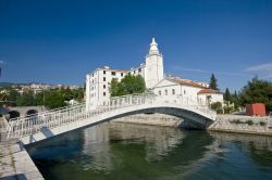 La chiesa dell'Assunzione della Vergine Maria e il ponte di Crikvenica, Croazia.

