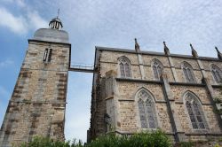 La chiesa delle "due metà" a Ducey-les-Cheris, Francia: è composta dal campanile del 1828, vestigia di una chiesa barocca, e dal corpo principale messo in cantiere nel ...