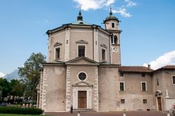 La chiesa dell'Inviolata a Riva del Garda, Trentino Alto Adige. Edificata nel 1603 e consacrata trent'anni dopo, la chiesa è in elegante stile barocco. All'esterno è ...