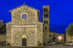 La Chiesa di  Santa Maria Maddalena in Saturnia fotografate di sera, provincia di Grosseto (Toscana)
