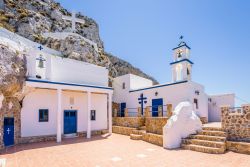 La chiesa di Agios Athanasios Timiou Staurou nel villaggio di Kantouni, isola di Kalymnos, Grecia.



