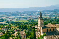 La chiesa di Bonnieux con i campi di lavanda sullo sfondo, Provenza, Francia.



