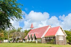 Chiesa di Cap Malheureux, Mauritius - Ha campanile a traliccio e tetto spiovente con tegole di un bel rosso vivo la graziosa chiesetta di Cap Malheureux: grazie alla sua particolare architettura, ...