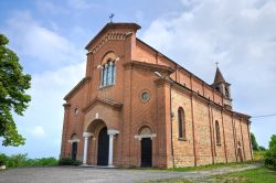 La chiesa della frazione di Castellana a Gropparello, in Emilia-Romagna - © Mi.Ti. / Shutterstock.com