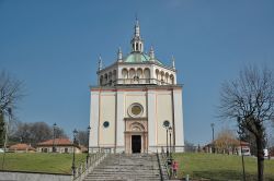 Facciata della chiesa di Crespi d'Adda, fedele riproduzione di un gioiello rinascimentale - la chiesa di Crespi d'Adda fu costruita tra il 1891 e il 1893 ed è una fedele riproduzione ...