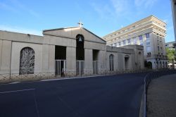 La chiesa di Don Bosco nel distretto di Antigone a Montpellier, Francia, con una bella finestra lavorata e la croce sul tetto dell'edficio - © BOULENGER Xavier / Shutterstock.com