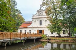 La chiesa di Giovanni Nepomuceno sull'Isola a Zwierzyniec vicino a  Zamosc, Polonia. Si presenta con una facciata in stile barocco di metà XVIII° secolo.



